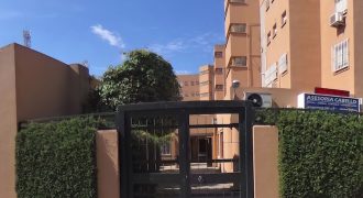 Piso junto Avenida Miraflores en recinto privado