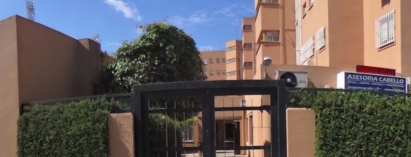 Piso junto Avenida Miraflores en recinto privado