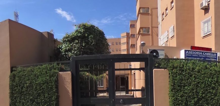 Piso junto Avenida Miraflores en recinto privado