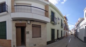 Casa junto Ayuntamiento Alcala del Rio