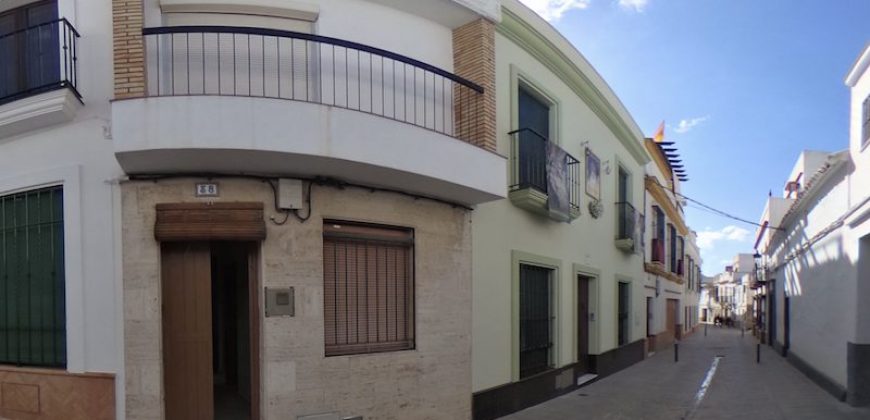 Casa junto Ayuntamiento Alcala del Rio