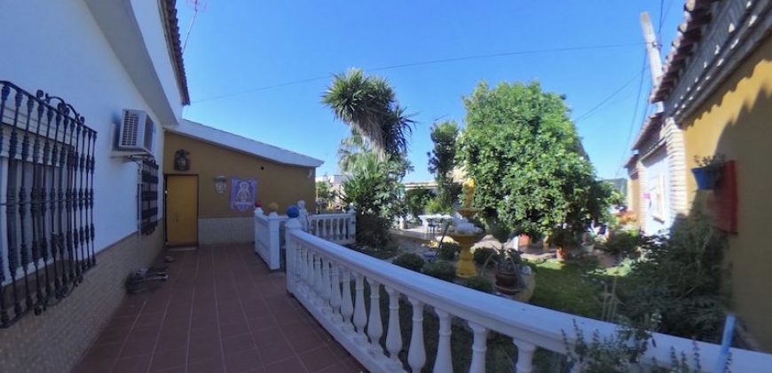 Chalet con Piscina en Gines centro
