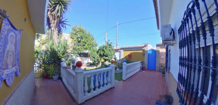 Chalet con Piscina en Gines centro