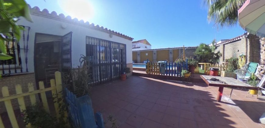 Chalet con Piscina en Gines centro