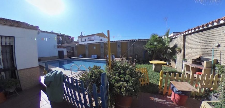 Chalet con Piscina en Gines centro