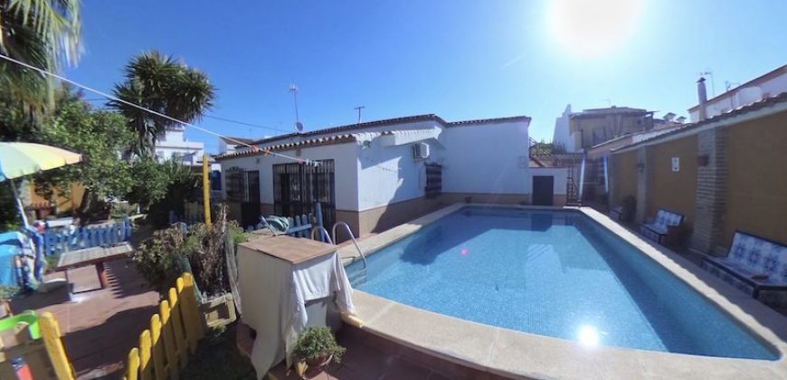 Chalet con Piscina en Gines centro
