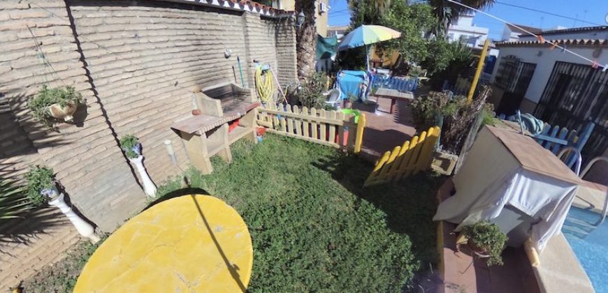 Chalet con Piscina en Gines centro