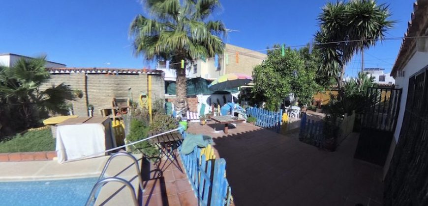 Chalet con Piscina en Gines centro