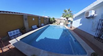 Chalet con Piscina en Gines centro