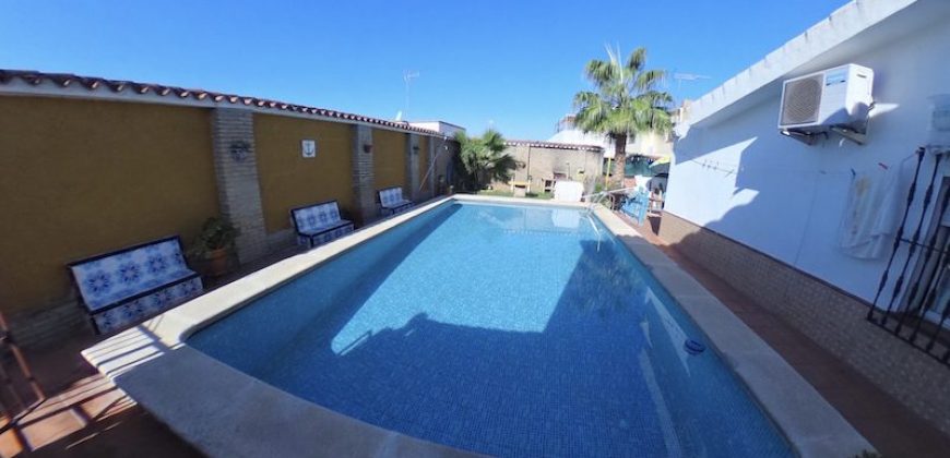 Chalet con Piscina en Gines centro