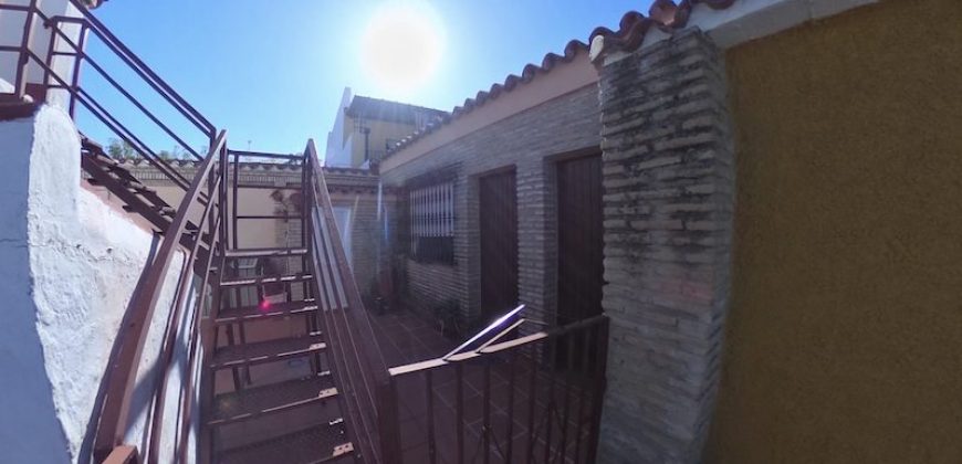 Chalet con Piscina en Gines centro