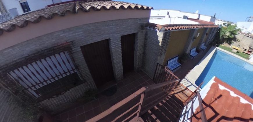 Chalet con Piscina en Gines centro