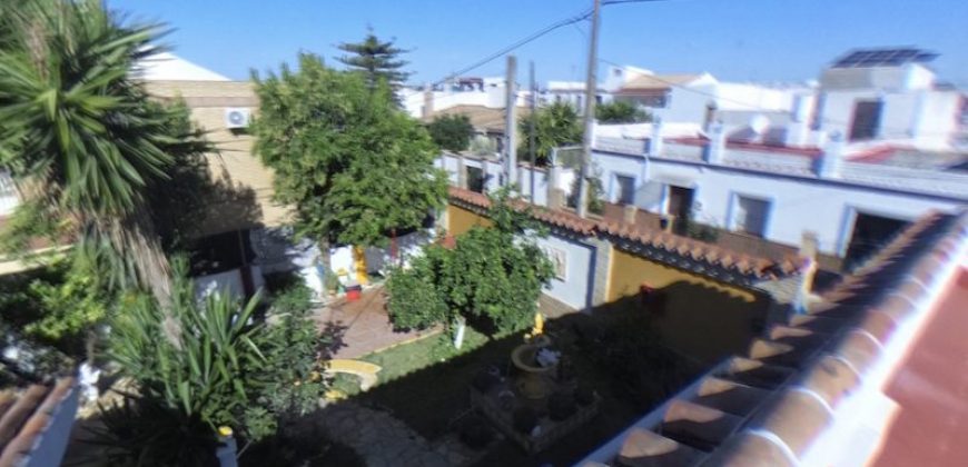 Chalet con Piscina en Gines centro