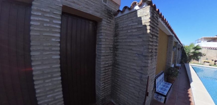 Chalet con Piscina en Gines centro