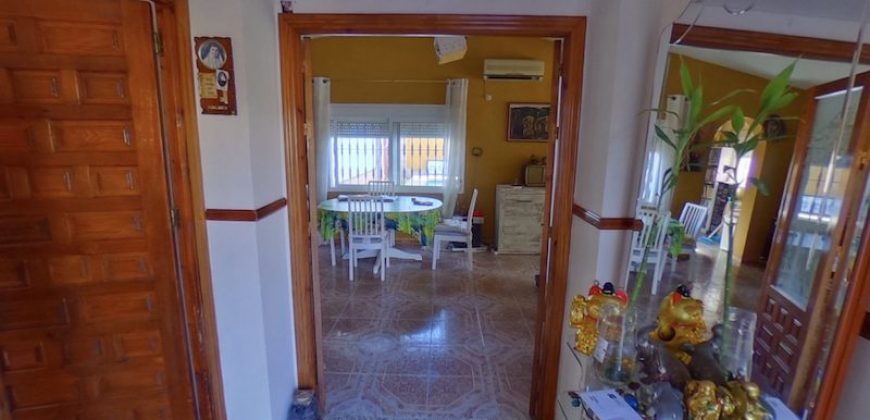 Chalet con Piscina en Gines centro