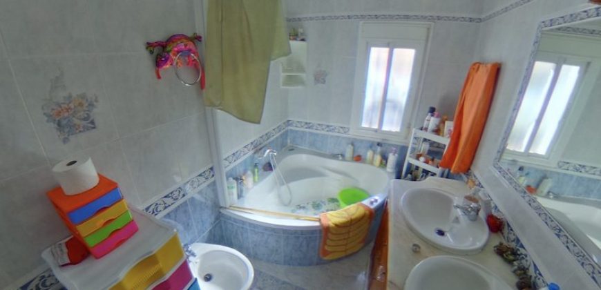 Chalet con Piscina en Gines centro