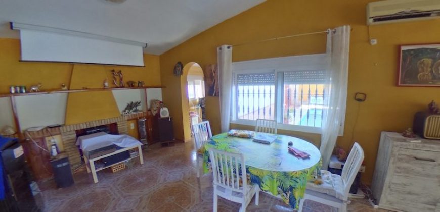 Chalet con Piscina en Gines centro