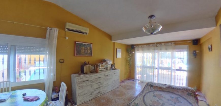 Chalet con Piscina en Gines centro